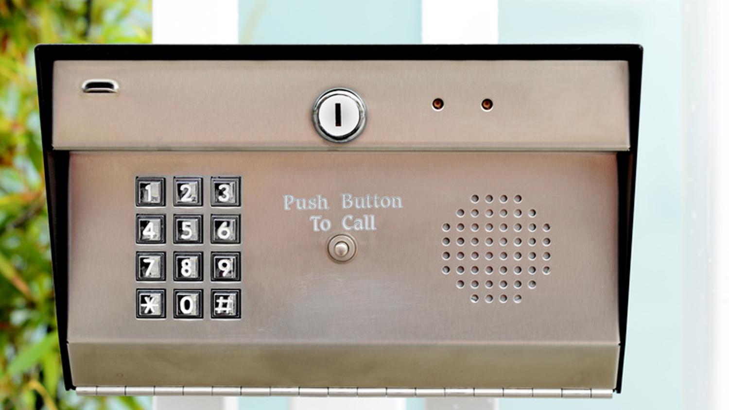 4 QUESTIONS TO ASK YOUR APARTMENT’S SECURITY GUARD
